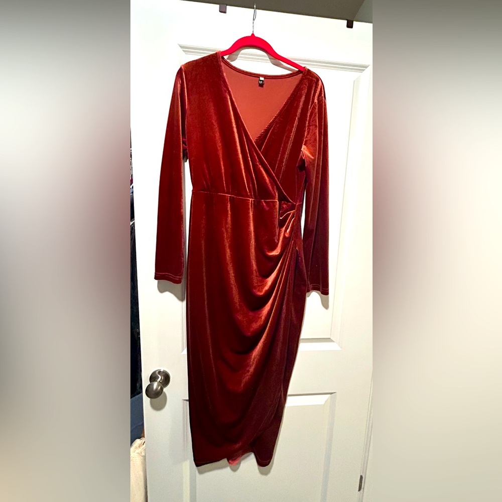 Elegant Long Sleeve Velvet Dress in Rich Copper